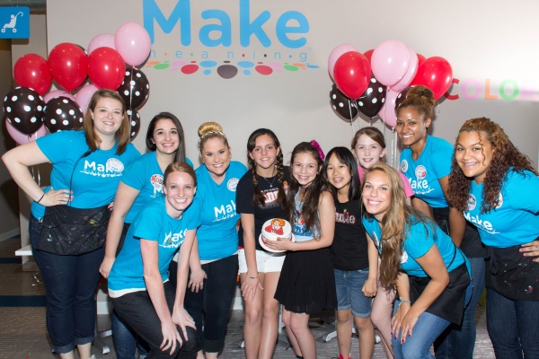 Photo Coverage: ANNIE Orphans Decorate Cakes at Make Meaning Image