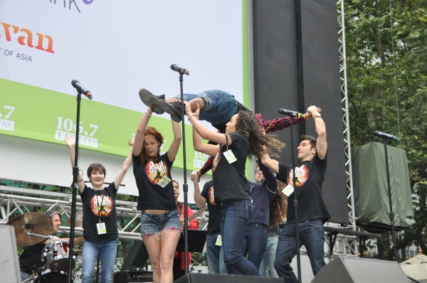 Photo Coverage: SOUL DOCTOR, ROCK OF AGES & More Visit Broadway in Bryant Park! Image