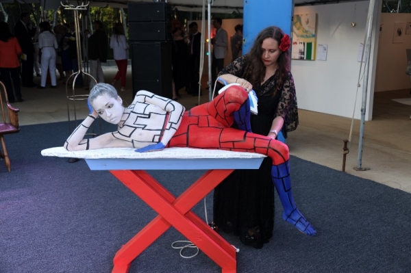 Photo Flash: Alan Cumming, Lady Gaga and More at 2013 Watermill Center Summer Benefit Image