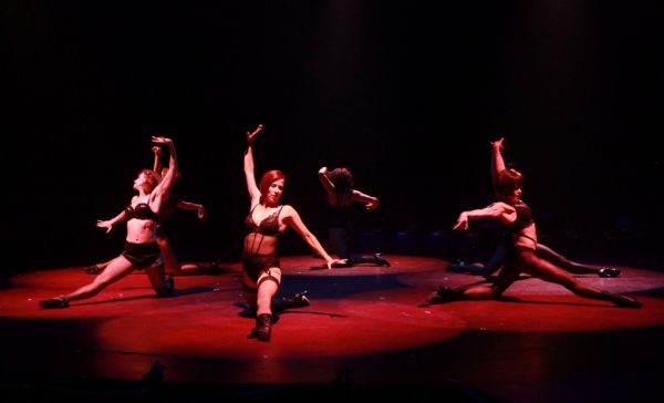 Photo Flash: First Look at Tom Hewitt, Brenda Braxton, Lindsay Roginski and More in CHICAGO at Music Circus Image