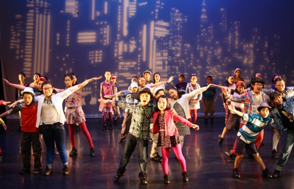 Photo Flash: Constantine Maroulis, William Ivey Long & More Attend PASSPORT TO BROADWAY Final Performance Image