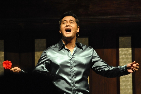 Photos: BOURNE LEGACY's John Arcilla Serenades Crowd with Broadway Songs Image