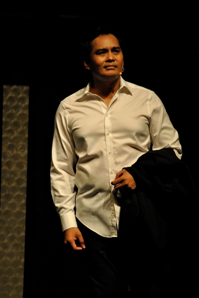 Photos: BOURNE LEGACY's John Arcilla Serenades Crowd with Broadway Songs Image