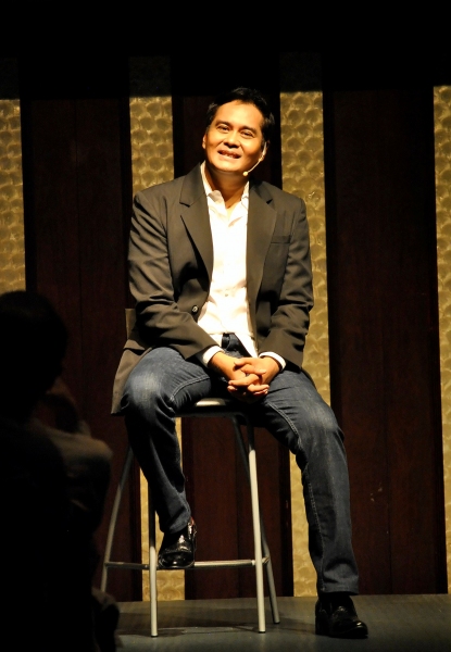 Photos: BOURNE LEGACY's John Arcilla Serenades Crowd with Broadway Songs Image