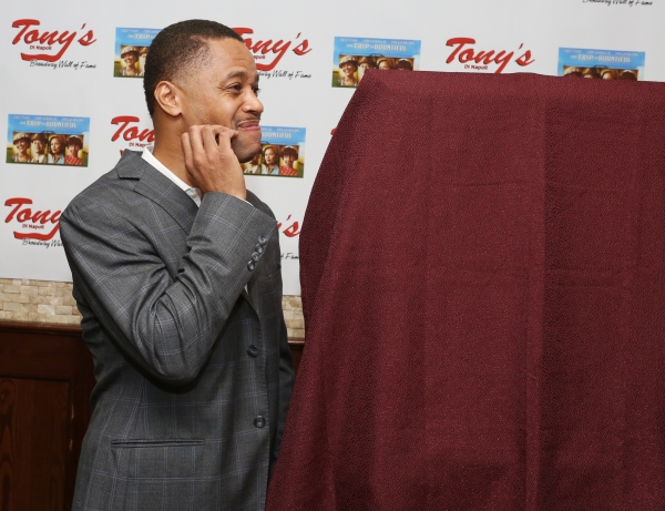 Photo Coverage: Cuba Gooding Jr. Unveils Portrait at Tony Di Napoli's Image
