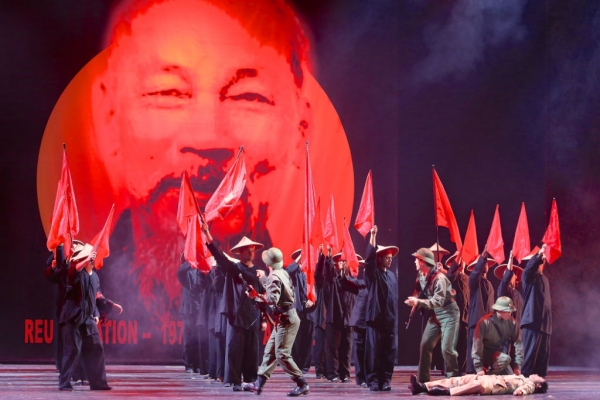 Photo Flash: First Look at Charlie Brady, Manna Nichols & More in MISS SAIGON at Starlight Image