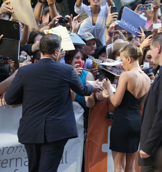 Scarlett Johansson with her fans Photo