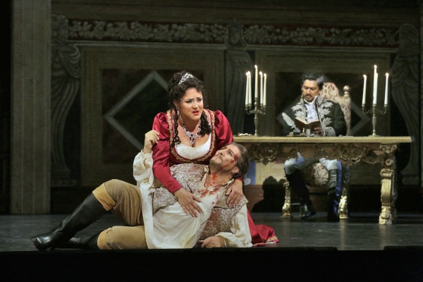 Kara Shay Thomson as Floria Tosca, Massimiliano Pisapia (front) as Cavaradossi, and L Photo