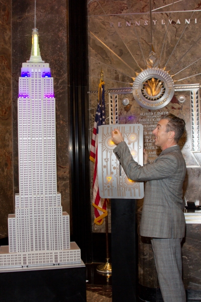 Photo Coverage: Alan Cumming Lights Up Empire State Building for MAKE BELIEVE ON BROADWAY Image