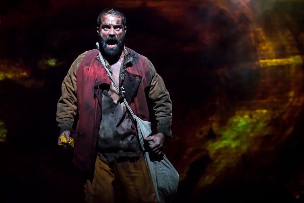 Photo Flash: LES MISERABLES Raises the Barricade in Toronto; First Look at Ramin Karimloo, Earl Carpenter & More on Stage! Image