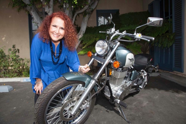 Grammy winning artist Melissa Manchester signs bike
 Photo