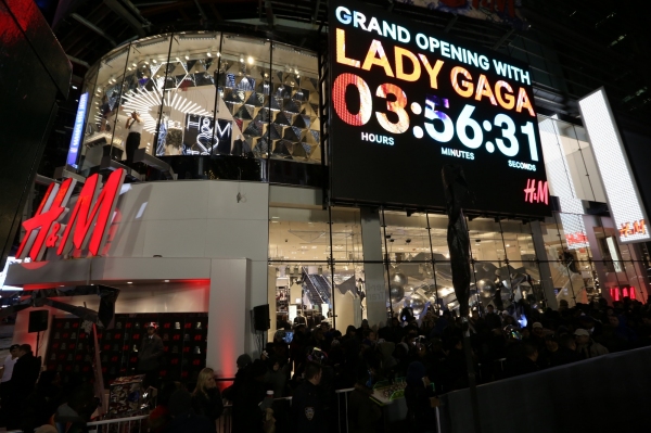 Photo Coverage: Lady Gaga Helps H&M Celebrate Times Square Opening 