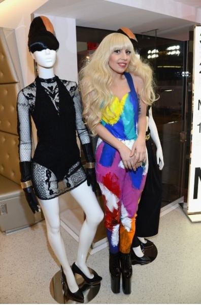 Photo Coverage: Lady Gaga Helps H&M Celebrate Times Square Opening Image