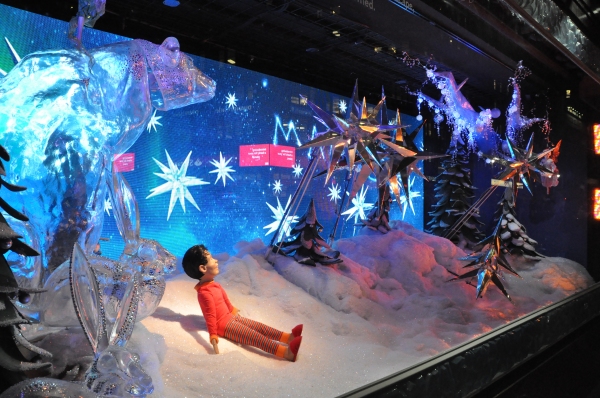 Photo Coverage: Rebecca Luker, Laura Osnes & More Perform at Macy's Christmas Windows Unveiling Image