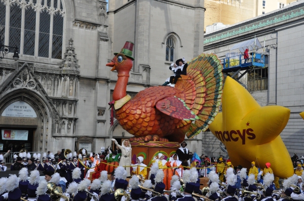 Photo Coverage: Hilty, Chenoweth & More at Macy's 87th Annual Thanksgiving Day Parade Image