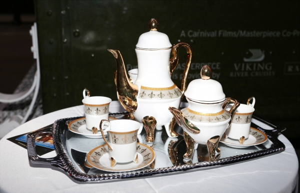 Photo Coverage: A GENTLEMAN'S GUIDE TO LOVE AND MURDER Cast Has Afternoon Tea at Downton Abbey Food Truck! Image