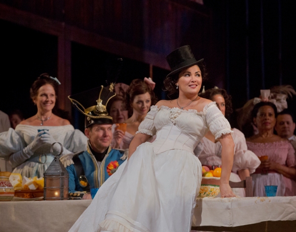 Photo Flash: First Look at Anna Netrebko in Donizetti's L'ELISIR D'AMORE Image