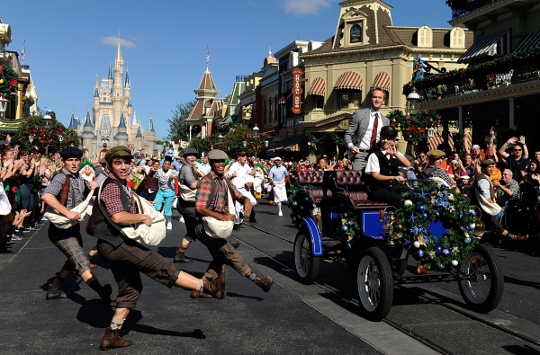 Photo Flash: Neil Patrick Harris Unites with NEWSIES Cast for Disney Parks Christmas Day Parade Image