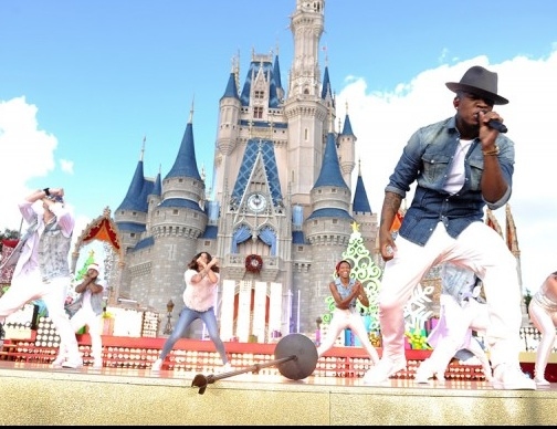 Photo Flash: Neil Patrick Harris Unites with NEWSIES Cast for Disney Parks Christmas Day Parade Image