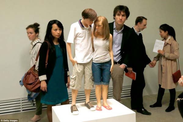 Photo Flash: Ron Mueck - Is it Real, or is it Art? 