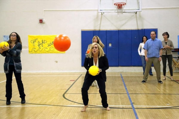 Photo Flash: First Look at Jane Krakowski & Jesse Eisenberg on ABC's MODERN FAMILY Image