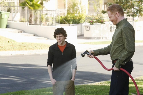 Photo Flash: First Look at Jane Krakowski & Jesse Eisenberg on ABC's MODERN FAMILY Image