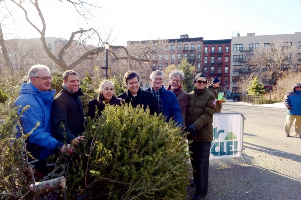 Photo Flash: Record-Breaking Number of Christmas Trees Recycled at MulchFest 2014 Image