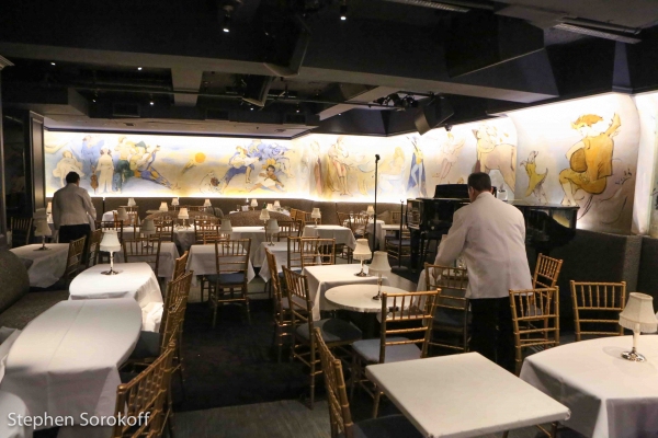 Photo Coverage: Broadway-Bound Sutton Foster Returns to the Cafe Carlyle! Image