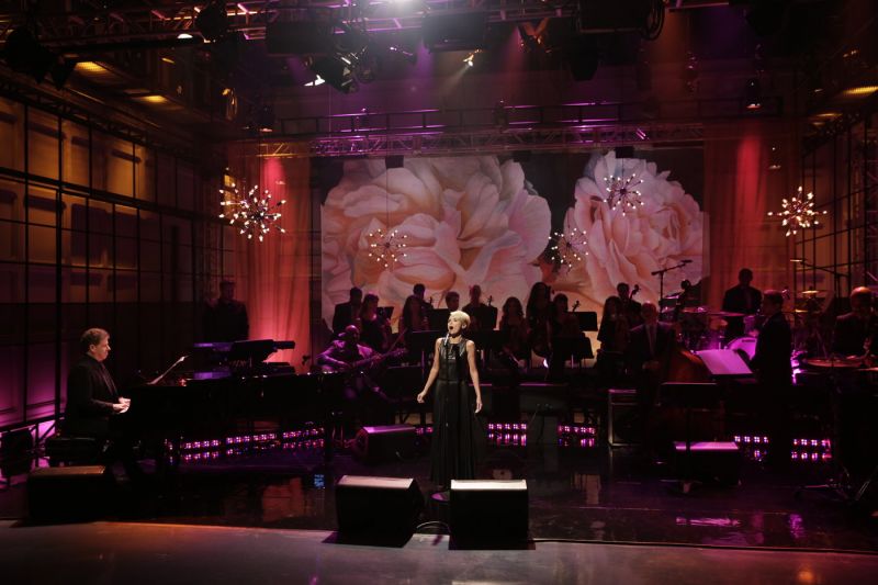 Photo Flash: Kristin Chenoweth Gets Standing Ovation for 'Smile' on THE TONIGHT SHOW 