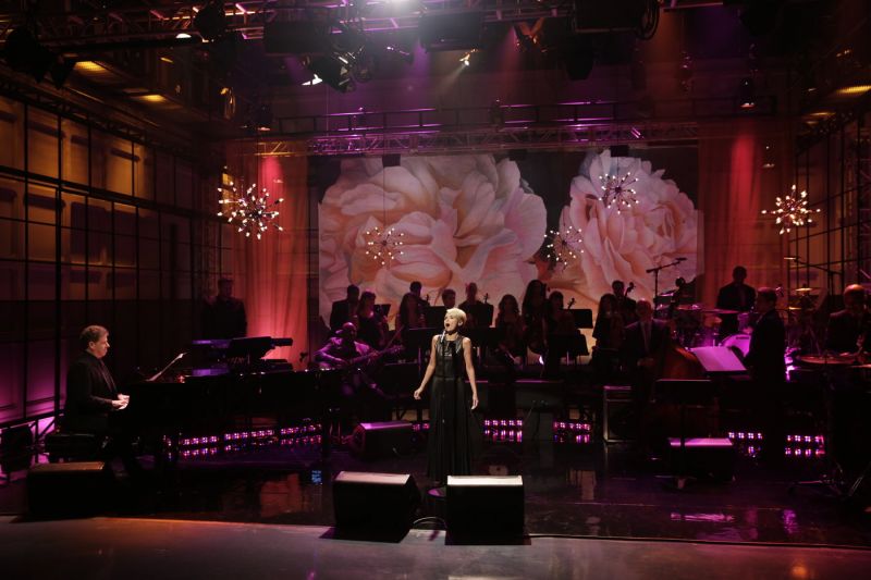 Photo Flash: Kristin Chenoweth Gets Standing Ovation for 'Smile' on THE TONIGHT SHOW Image