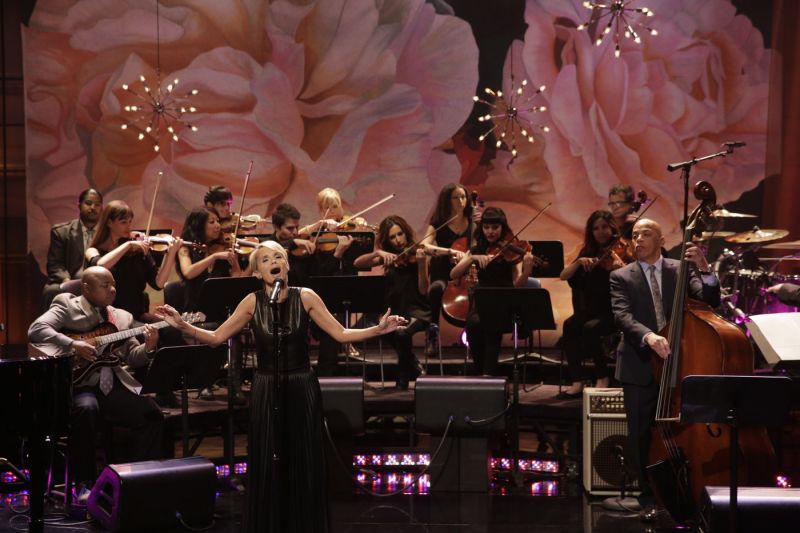 Photo Flash: Kristin Chenoweth Gets Standing Ovation for 'Smile' on THE TONIGHT SHOW Image