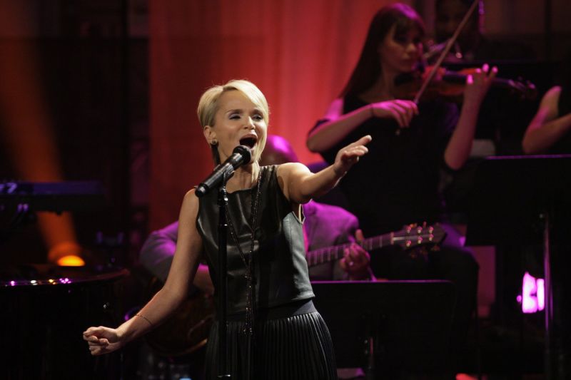 Photo Flash: Kristin Chenoweth Gets Standing Ovation for 'Smile' on THE TONIGHT SHOW Image