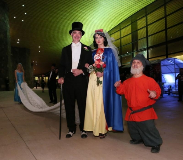 Photo Flash: Renowned Artist Kevin Berlin Ties the Knot with Snow White - First Look! Image