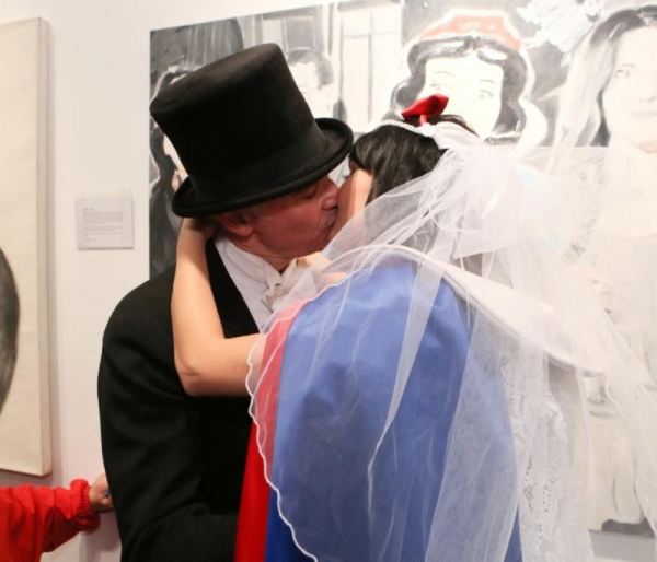 Photo Flash: Renowned Artist Kevin Berlin Ties the Knot with Snow White - First Look! Image