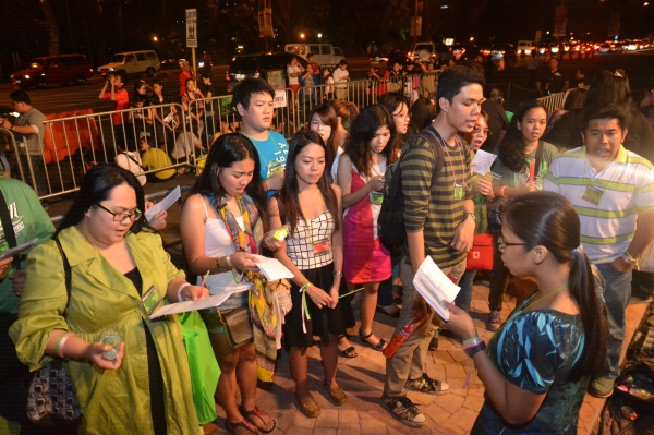Photos|Video: WICKED Fans Serenade Australasian Cast on Closing Night Image