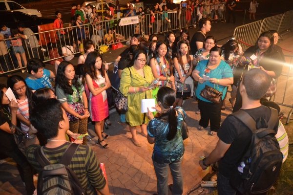 Photos|Video: WICKED Fans Serenade Australasian Cast on Closing Night Image