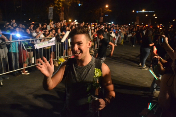 Photos|Video: WICKED Fans Serenade Australasian Cast on Closing Night Image