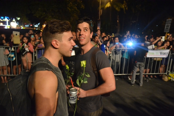 Photos|Video: WICKED Fans Serenade Australasian Cast on Closing Night Image