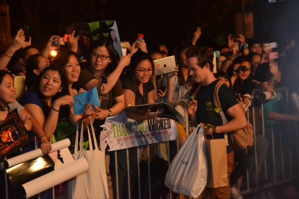 Photos|Video: WICKED Fans Serenade Australasian Cast on Closing Night Image