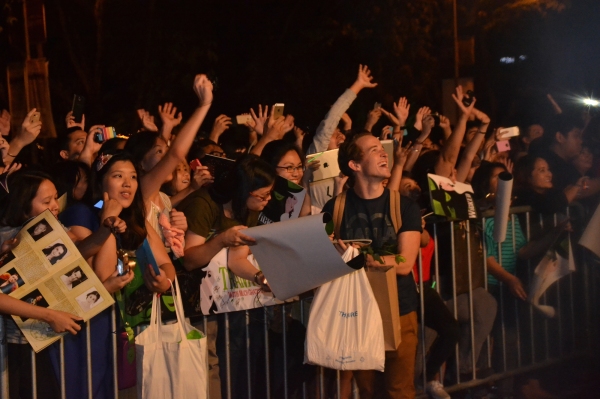 Photos|Video: WICKED Fans Serenade Australasian Cast on Closing Night Image