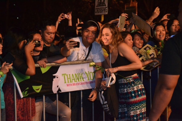 Photos|Video: WICKED Fans Serenade Australasian Cast on Closing Night Image