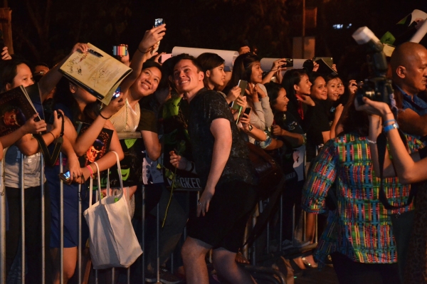 Photos|Video: WICKED Fans Serenade Australasian Cast on Closing Night Image