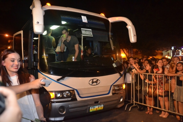 Photos|Video: WICKED Fans Serenade Australasian Cast on Closing Night Image