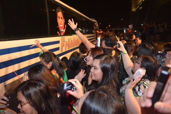Photos|Video: WICKED Fans Serenade Australasian Cast on Closing Night Image