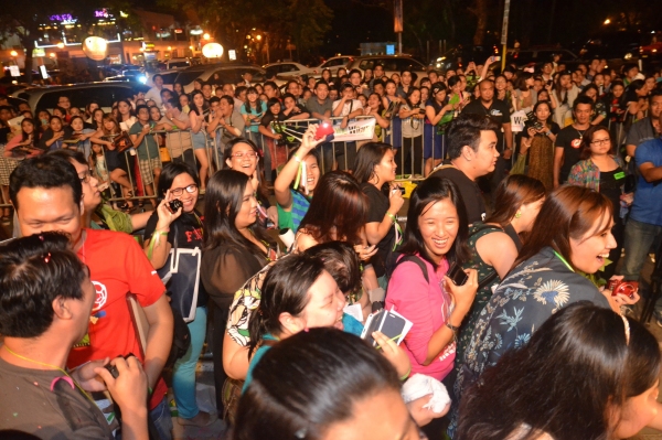 Photos|Video: WICKED Fans Serenade Australasian Cast on Closing Night Image