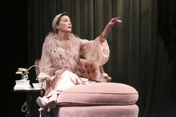 Photo Flash: First Look at Annette Bening in RUTH DRAPER'S MONOLOGUES at Geffen Playhouse 