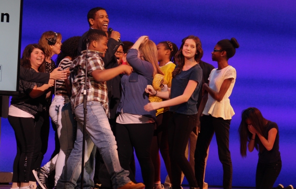 Denzel Washington and the Shubert/MTI Broadway Jr. Musical Theatre Ensemble   Photo