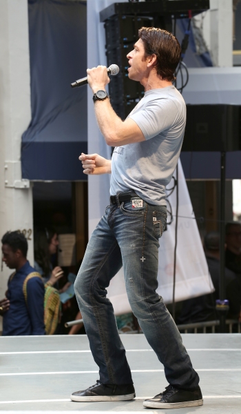 Photo Coverage: Broadway Unites! Casts of BEAUTIFUL, ROCKY, CABARET & More Perform at STARS IN THE ALLEY Image