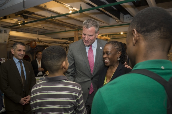 Photo Flash: Mayor Bill de Blasio and First Lady Chirlane McCray Visit A RAISIN IN THE SUN Image