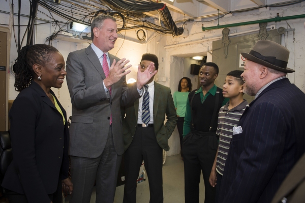 Photo Flash: Mayor Bill de Blasio and First Lady Chirlane McCray Visit A RAISIN IN THE SUN Image
